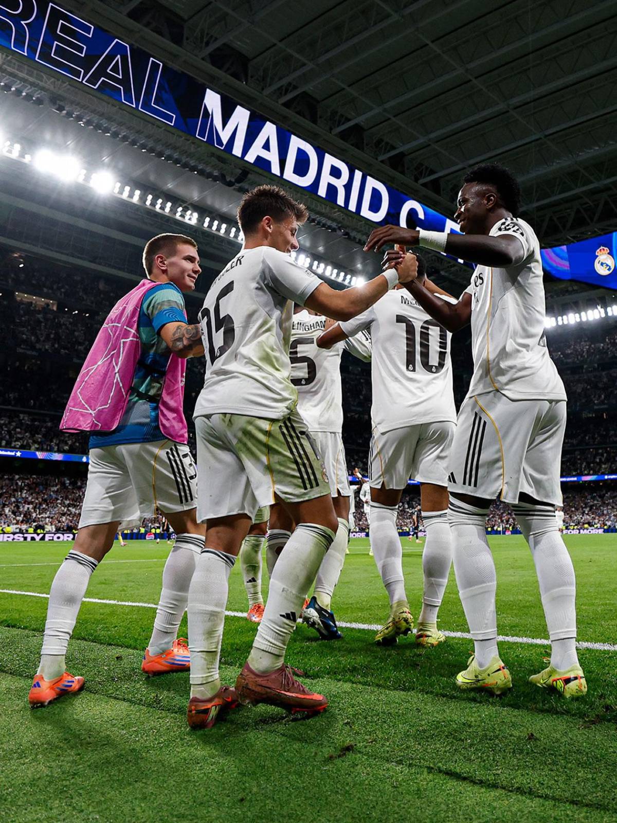 El héroe del Real Madrid, enfado de Vinicius con Güler, lamentos de Mbappé y foto histórica