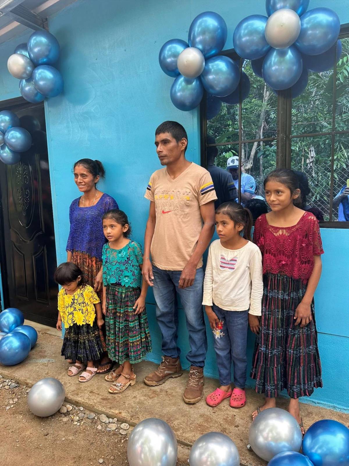 Influencer hondureño le construye vivienda a familia guatemalteca