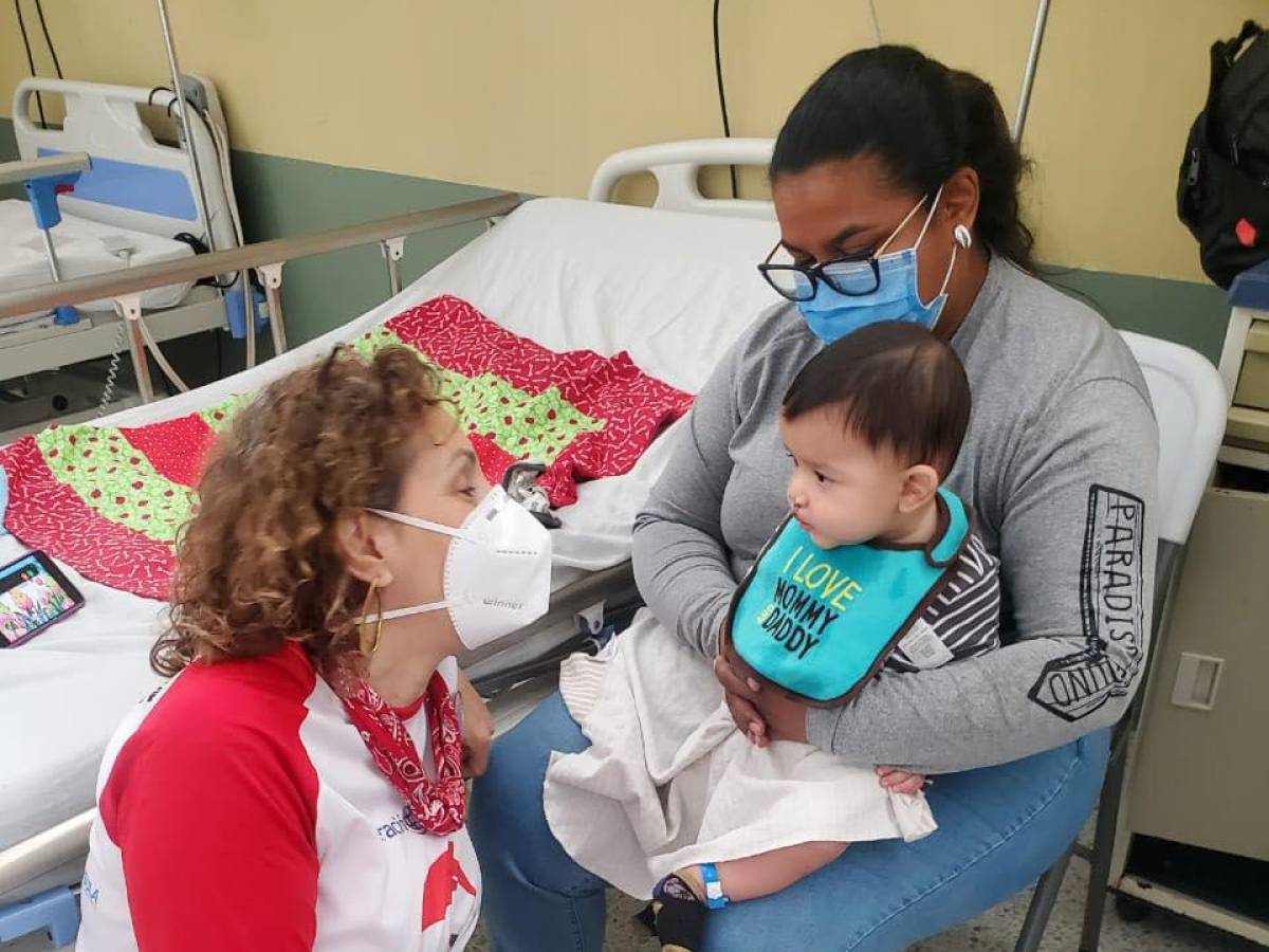 Jeanie Barjum, directora de Operación Sonrisa, junto con una madre y su hijo después de una cirugía.