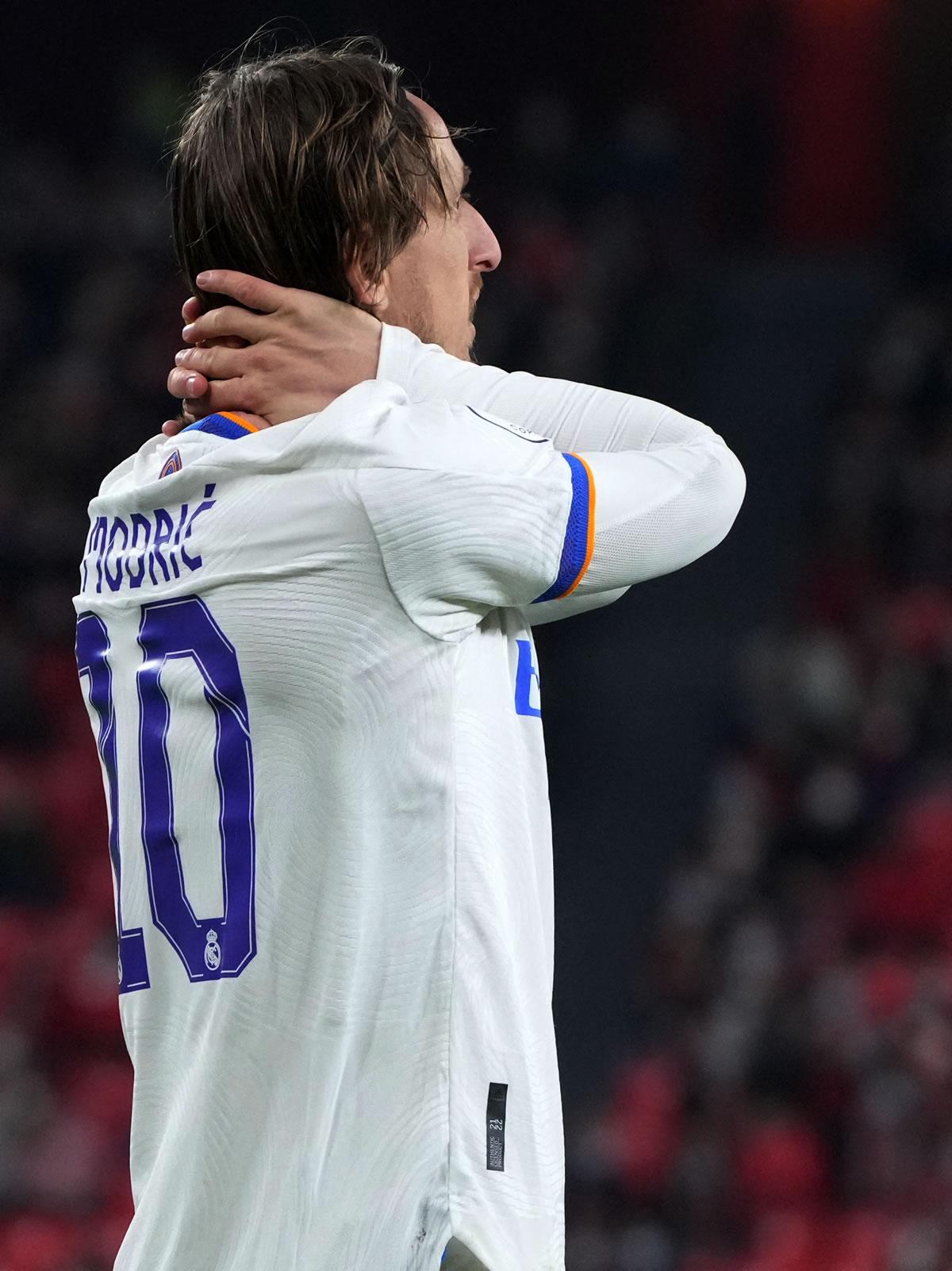 Luka Modric se lamenta tras el final del partido por la eliminación del Real Madrid.