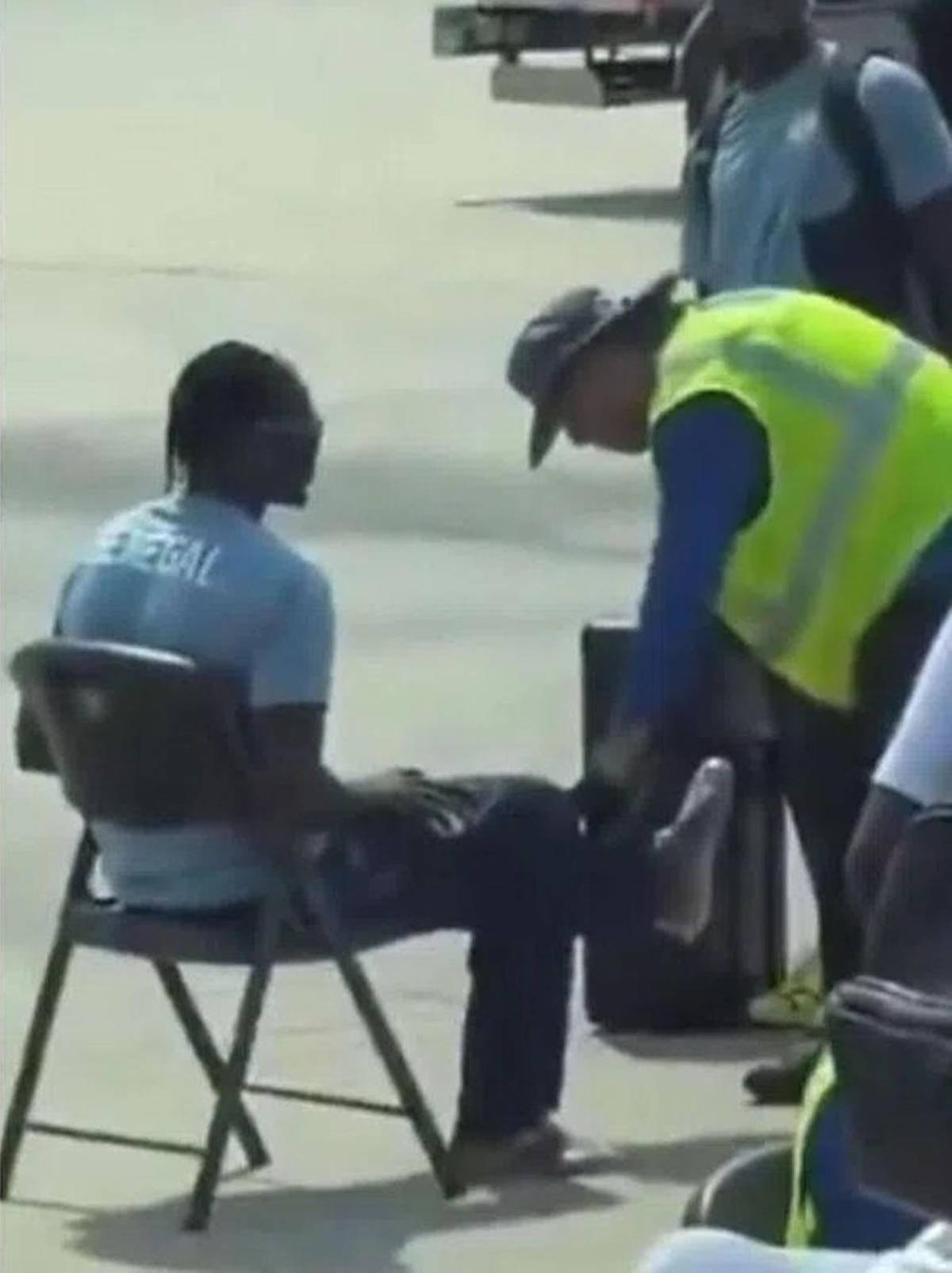 Como criminales: EEUU recibe con cacheos y perros rastreadores a selecciones del Mundial