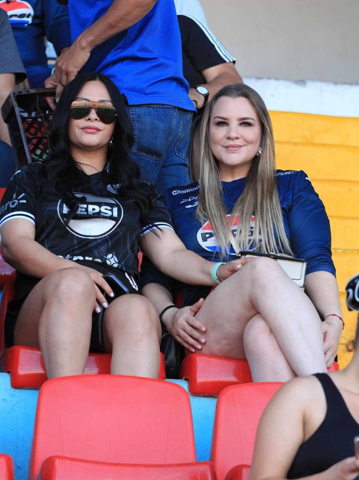 'Tota' Medina pierde la cabeza, festejo a lo Cristiano, mensaje al DT de Honduras en el Clásico y lindas chicas