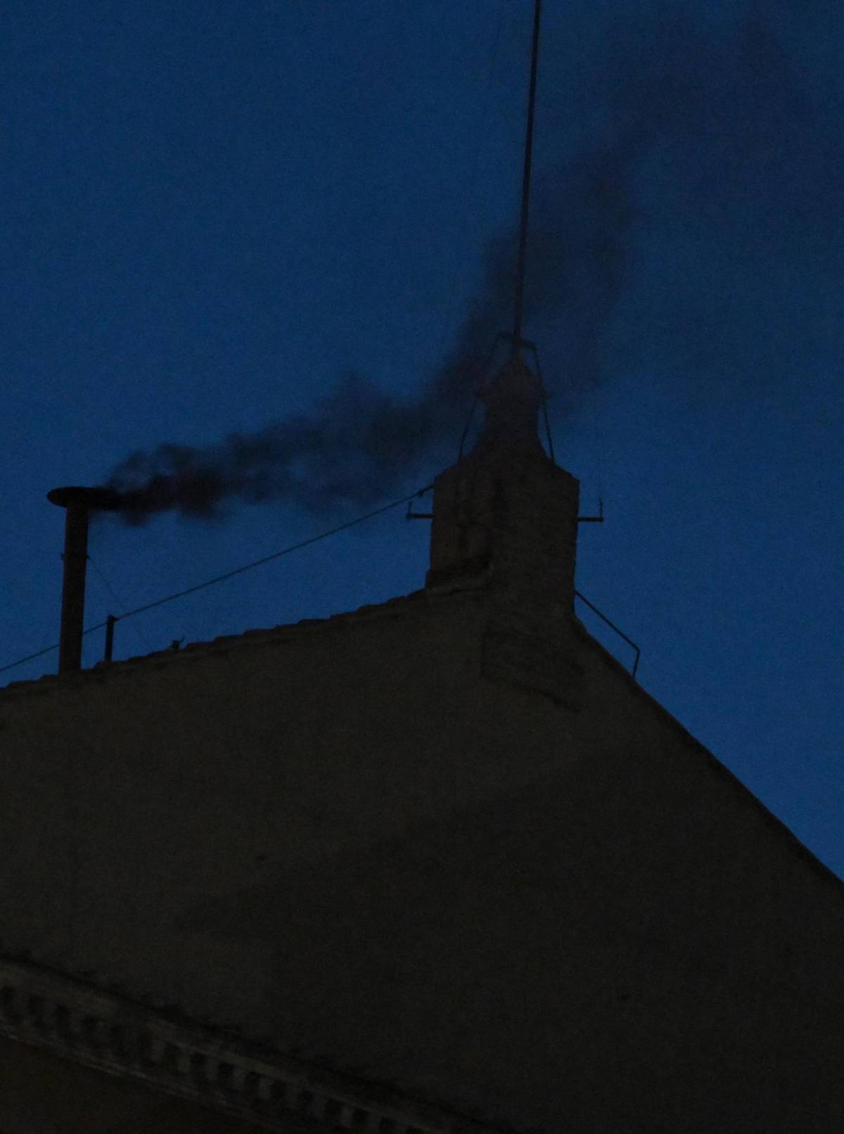 Así fue la primera jornada del cónclave: fumata negra y aún sin Papa