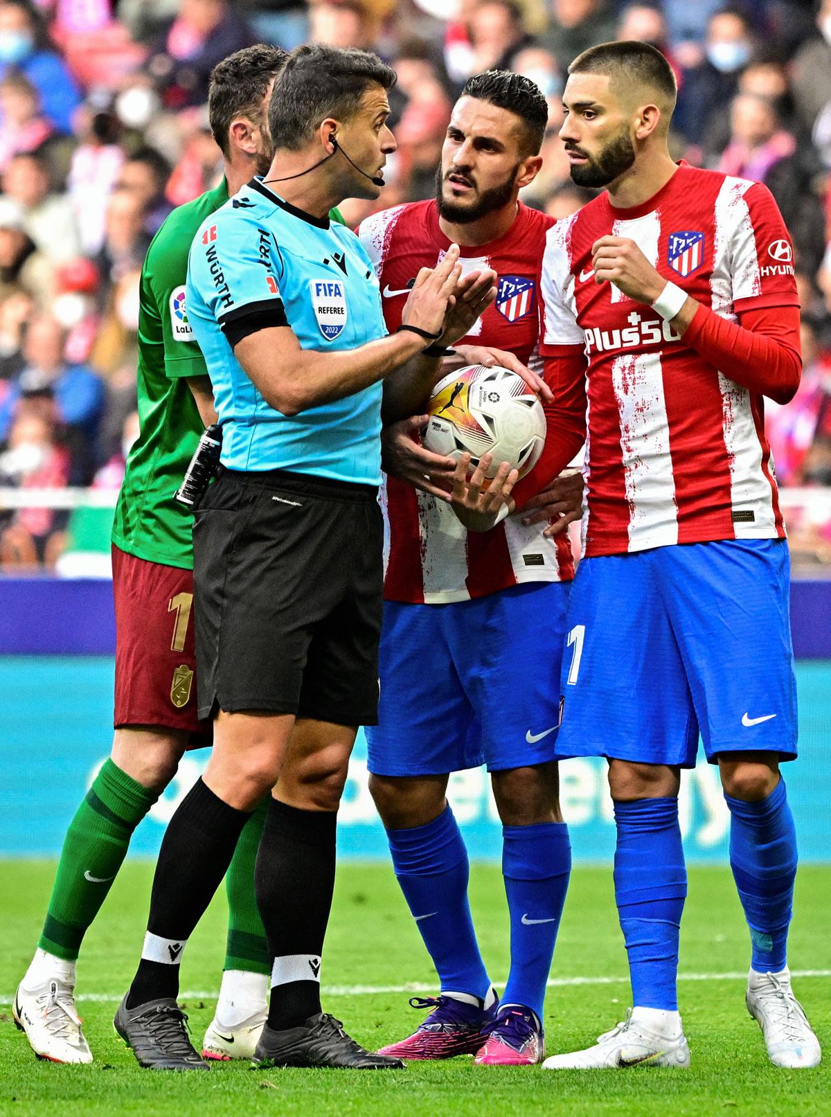 Yannick Ferreira Carrasco y Koke le reclaman al árbitro Jesús Gil Manzano.