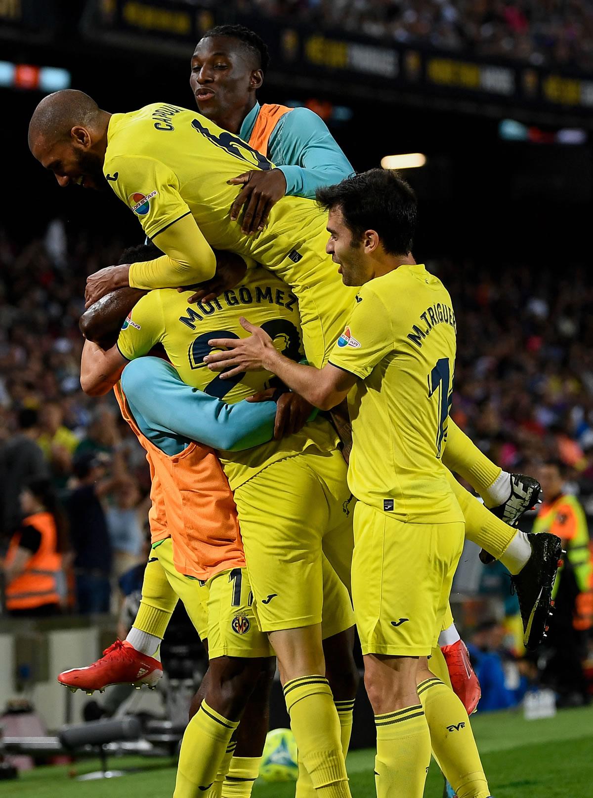 La celebración de los jugadores del Villarreal en el Camp Nou.