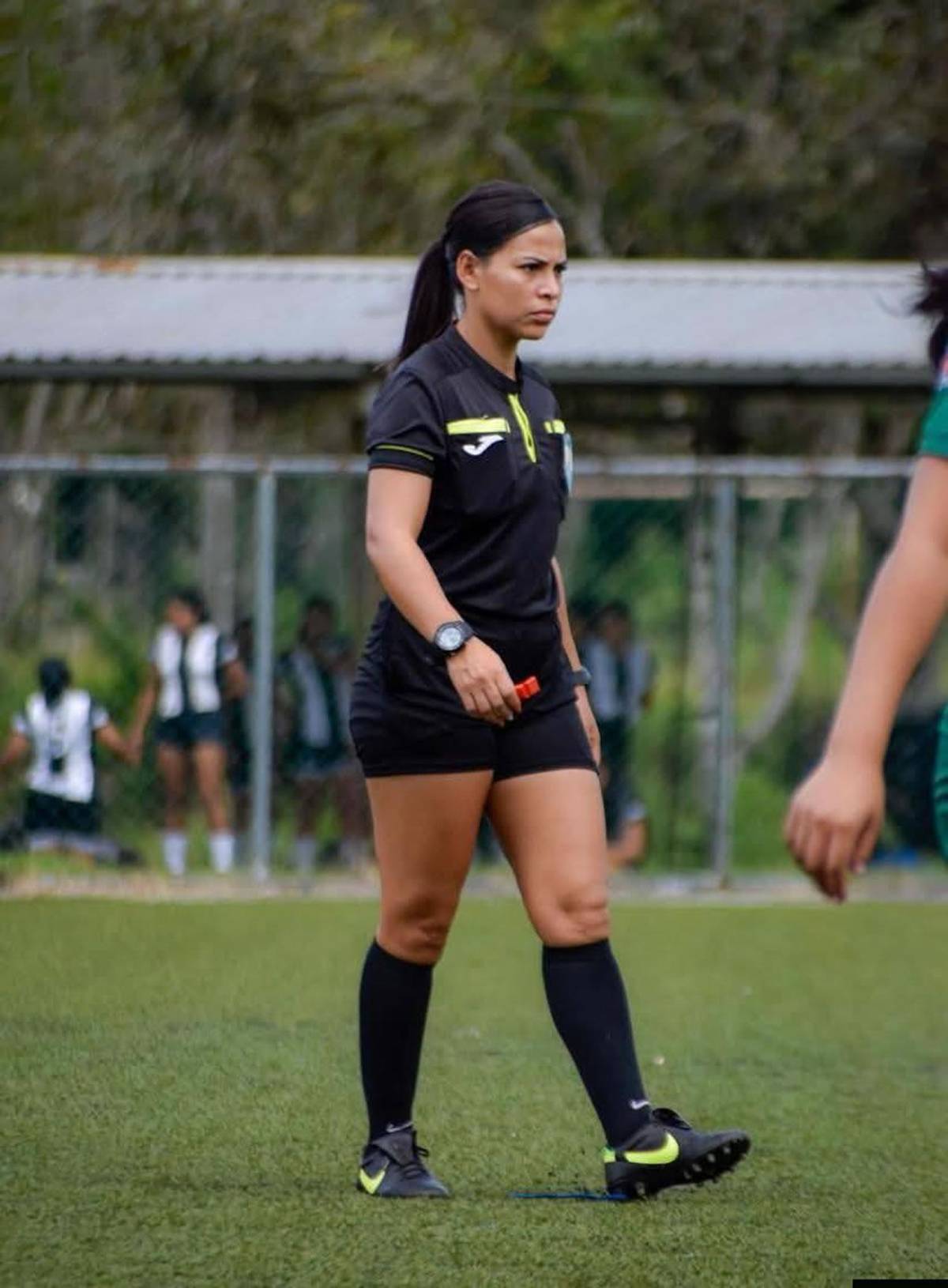 Así es la bella árbitra hondureña que cautiva en redes tras recibir gafete FIFA