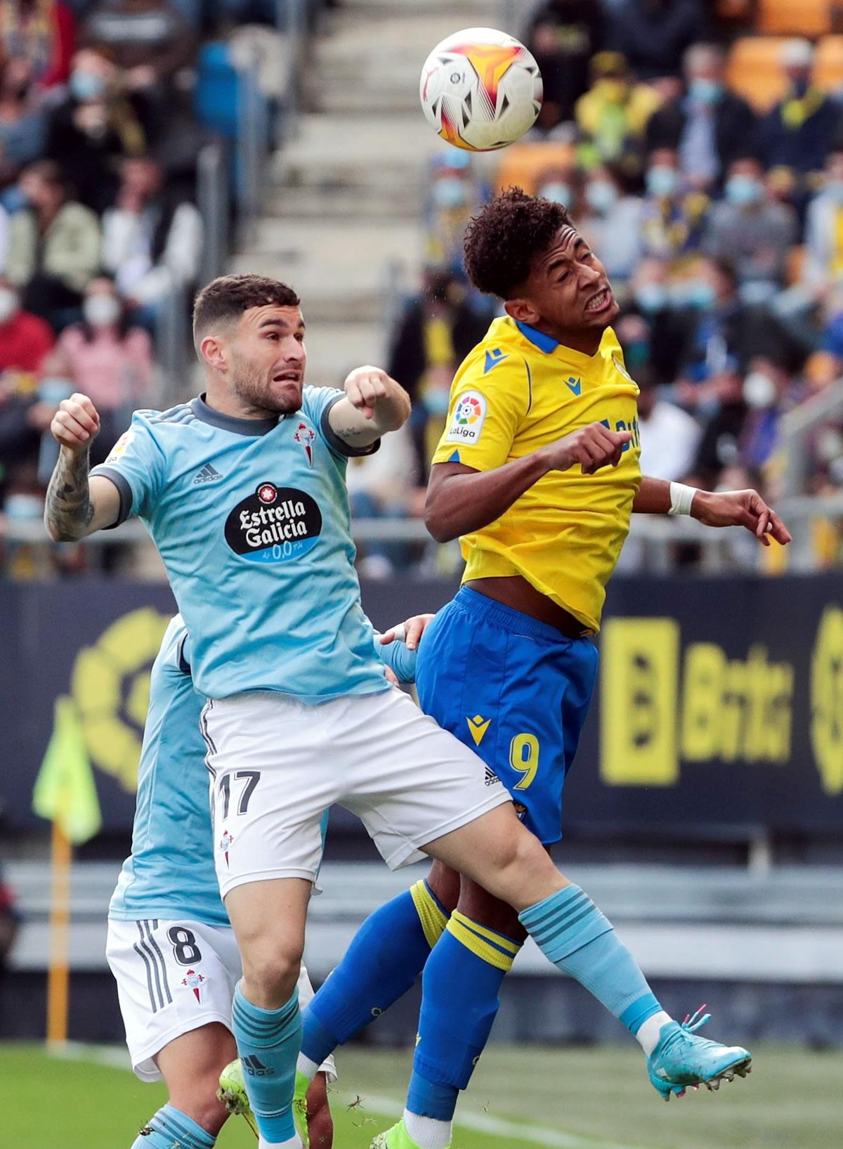 ‘Choco‘ Lozano saltando por la pelota con el defensa del Celta, Javi Galán.