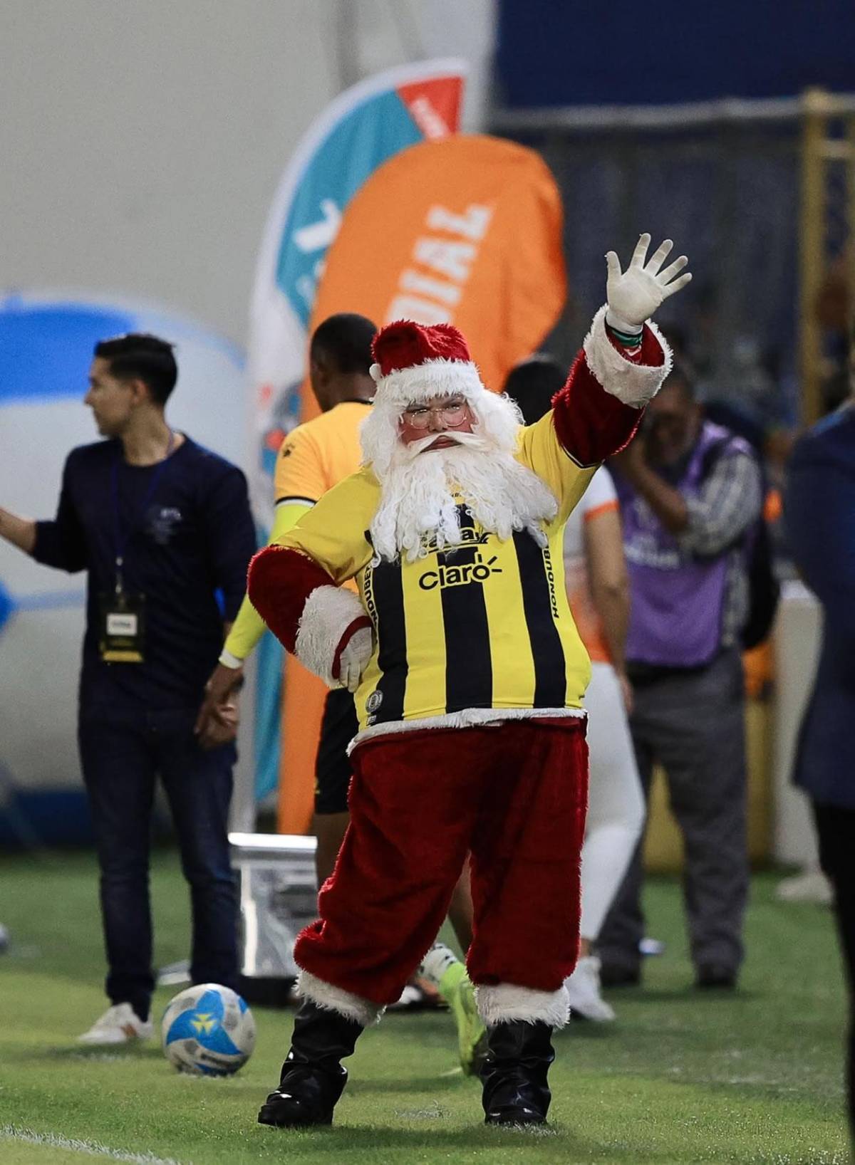 Periodista y bellas chicas roban miradas en triangular Real España vs Olimpia