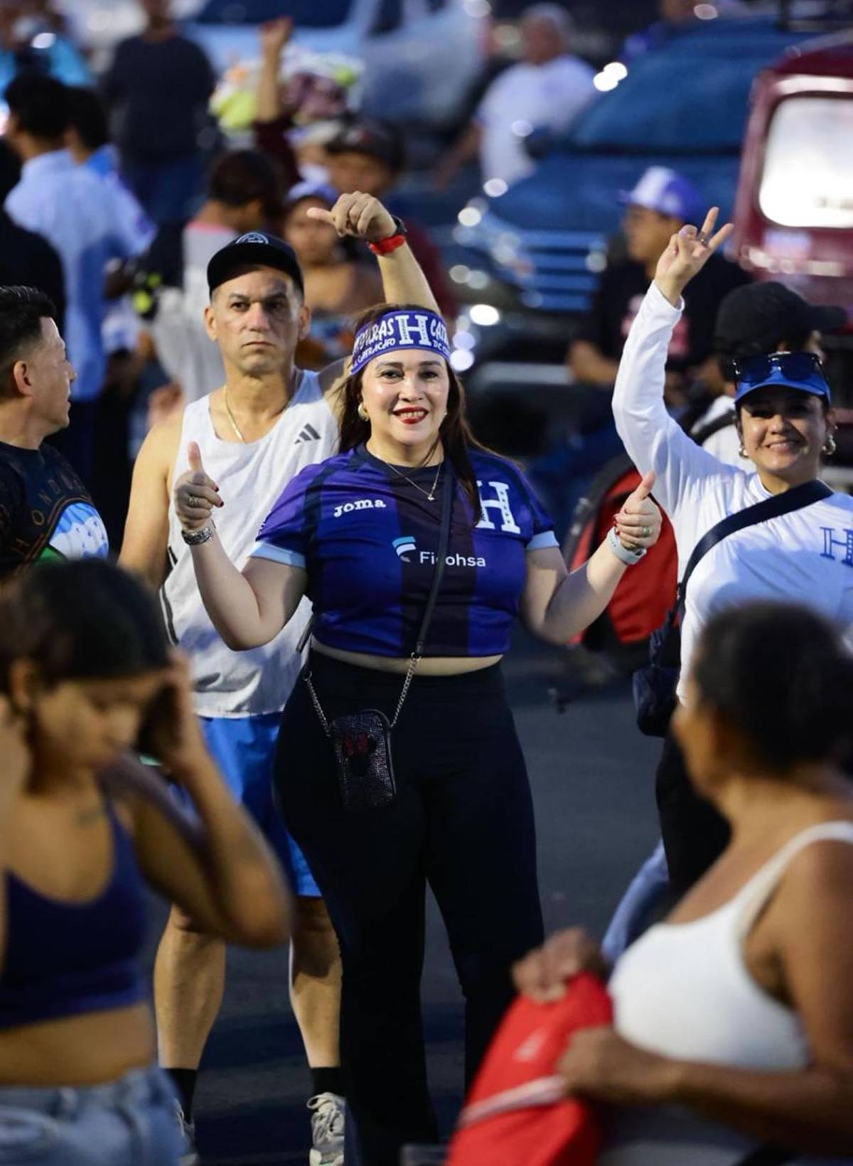 Periodista enamora: las bellas chicas cautivan en el Nicaragua vs Honduras