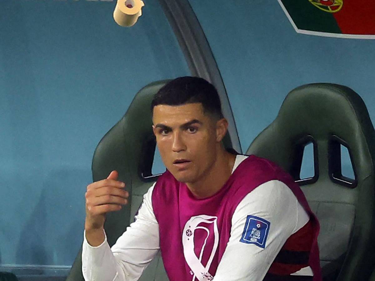 Cristiano Ronaldo estuvo furioso en el banquillo tras salir de cambio.