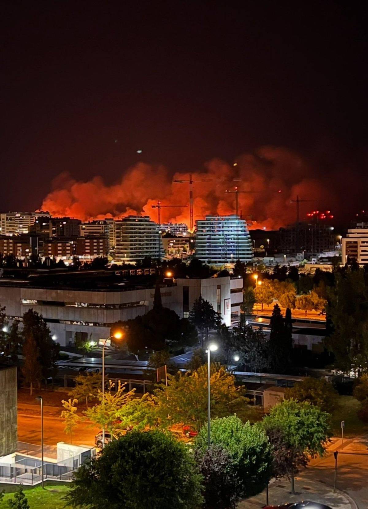 Un muerto y  miles de evacuados por incendio en Madrid
