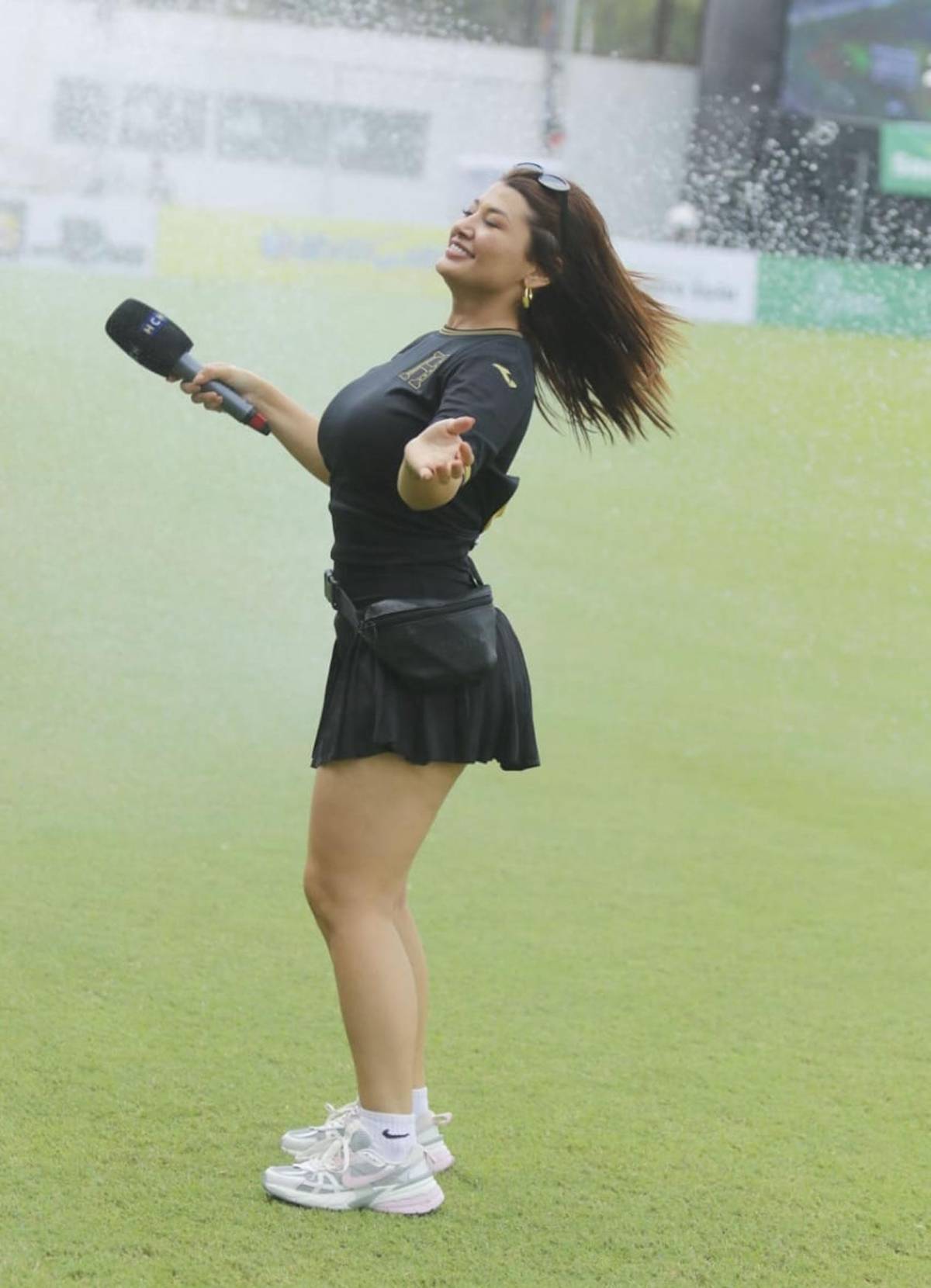 Milagro Flores 'enamora' a Supremo y se emociona: así llegó al partido de tiktokers en el Morazán