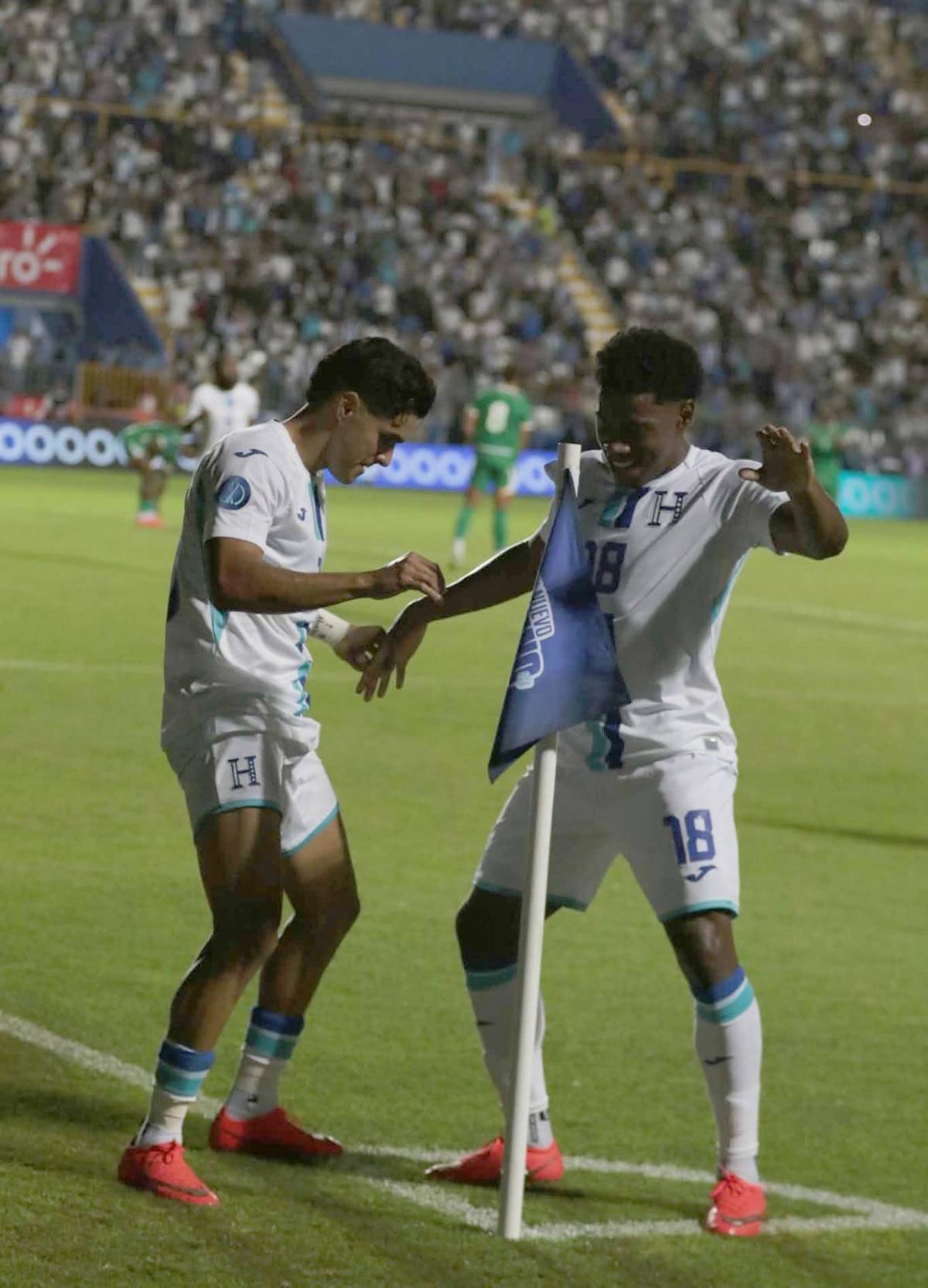 Llanto de Dereck Moncada, decepción de Molina con Honduras y sexy chica cautivó ante Surinam