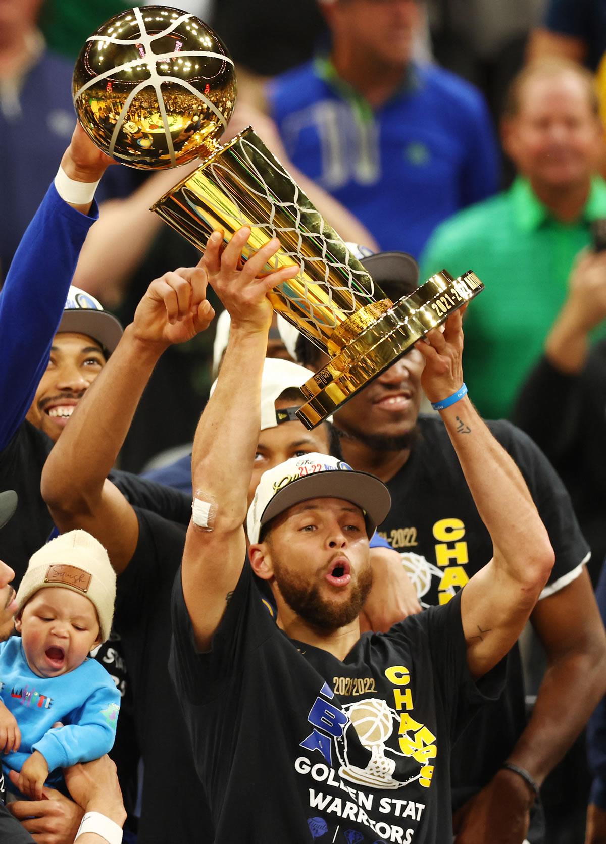 Stephen Curry alzó el trofeo de campeones de la NBA.