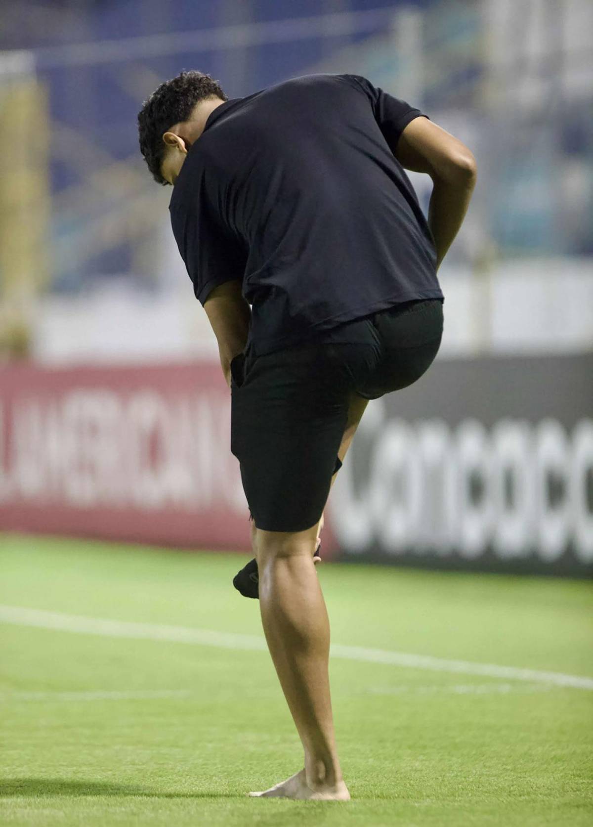 La alegría de Real España, grave lesión, jugador caminó descalzoy linda chica enamora