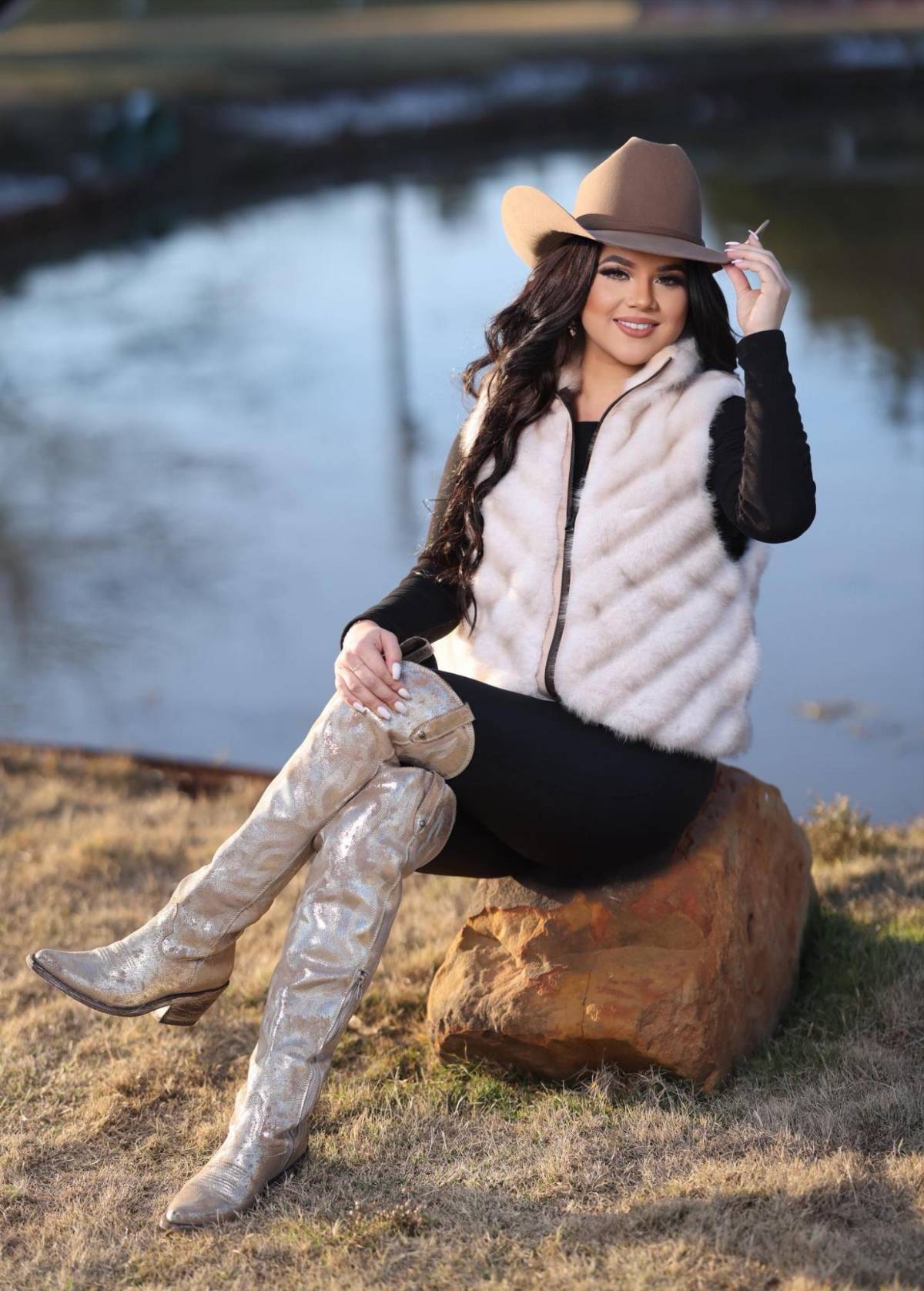 El Charro presume romance con una chica 20 años menor, tras su divorcio con La Mayrita