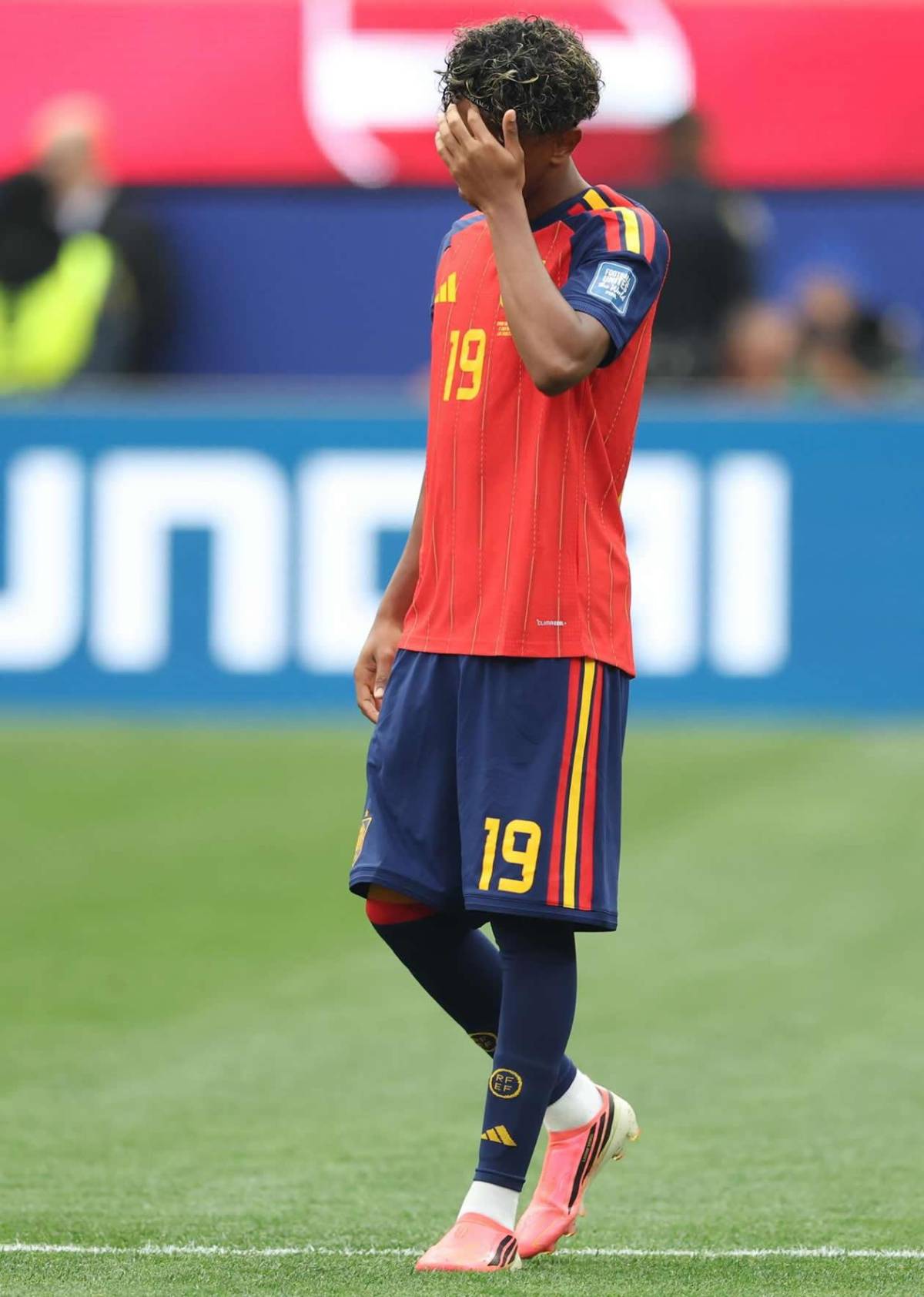 La frustración de Lamine Yamal en fiesta de España, polémico MVP y novia de crack cautiva