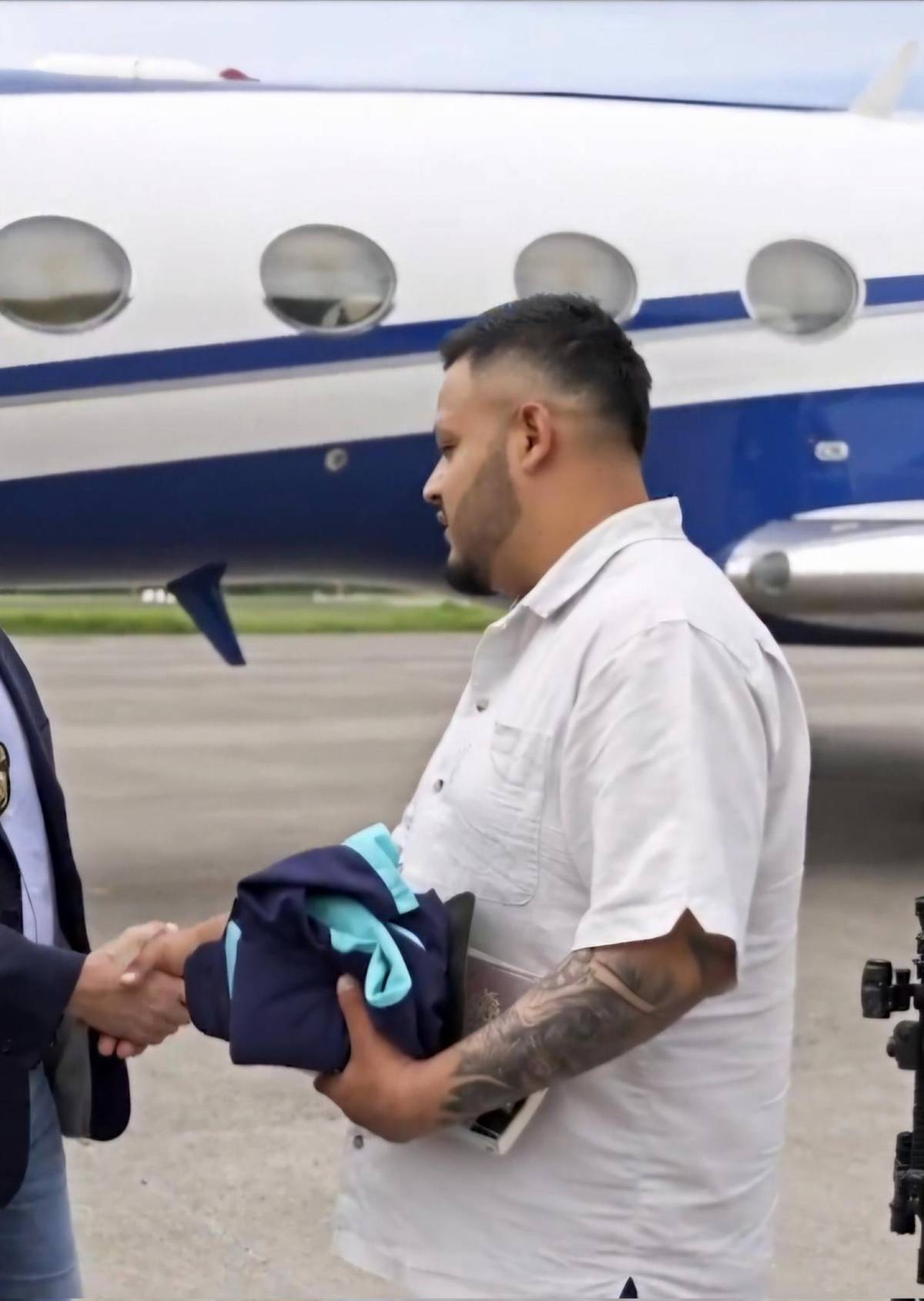 Bukele desmiente torturas a Ábrego García y divulga imágenes de su reclusión