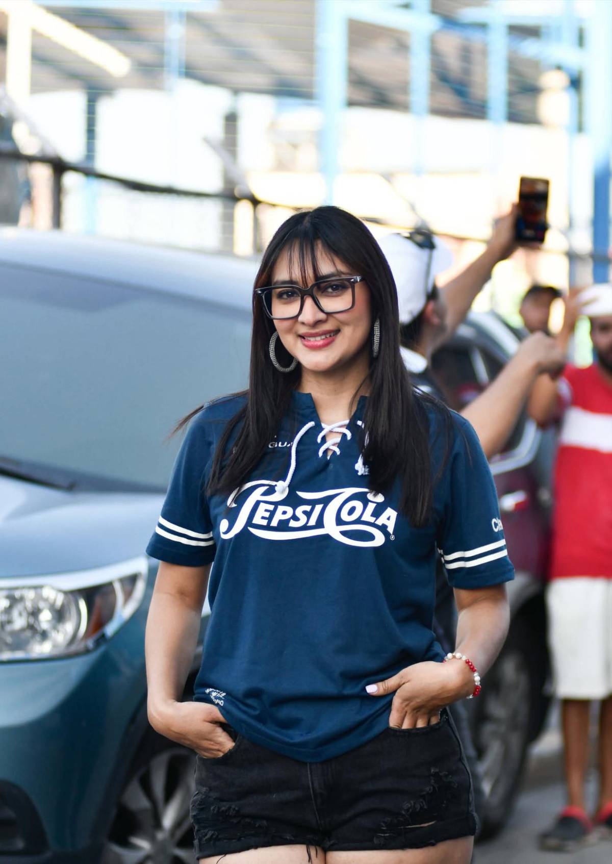 Bellezas, burla a Marathón, lanzan billetes a Henry Figueroa y él reacciona