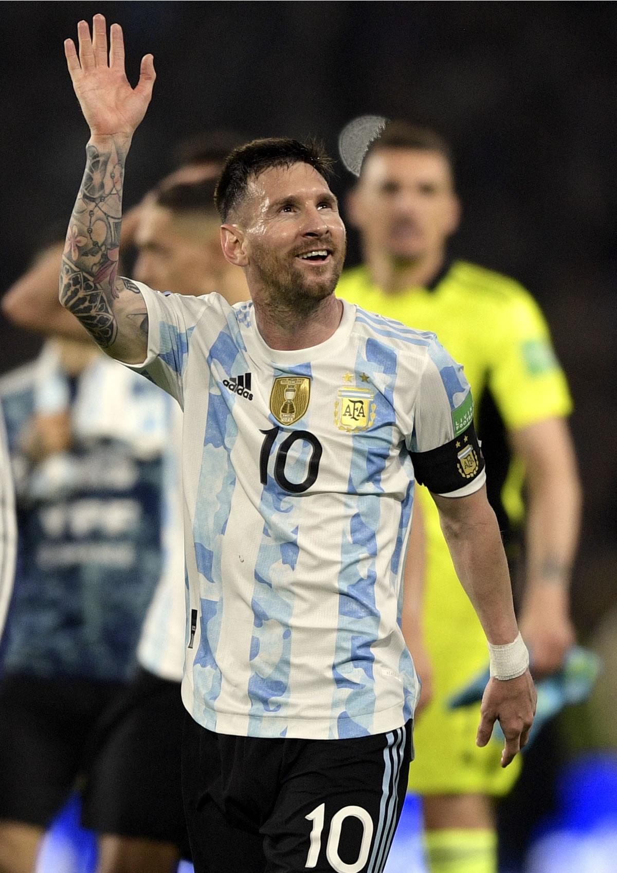Messi saludando a los aficionados argentinos en La Bombonera.