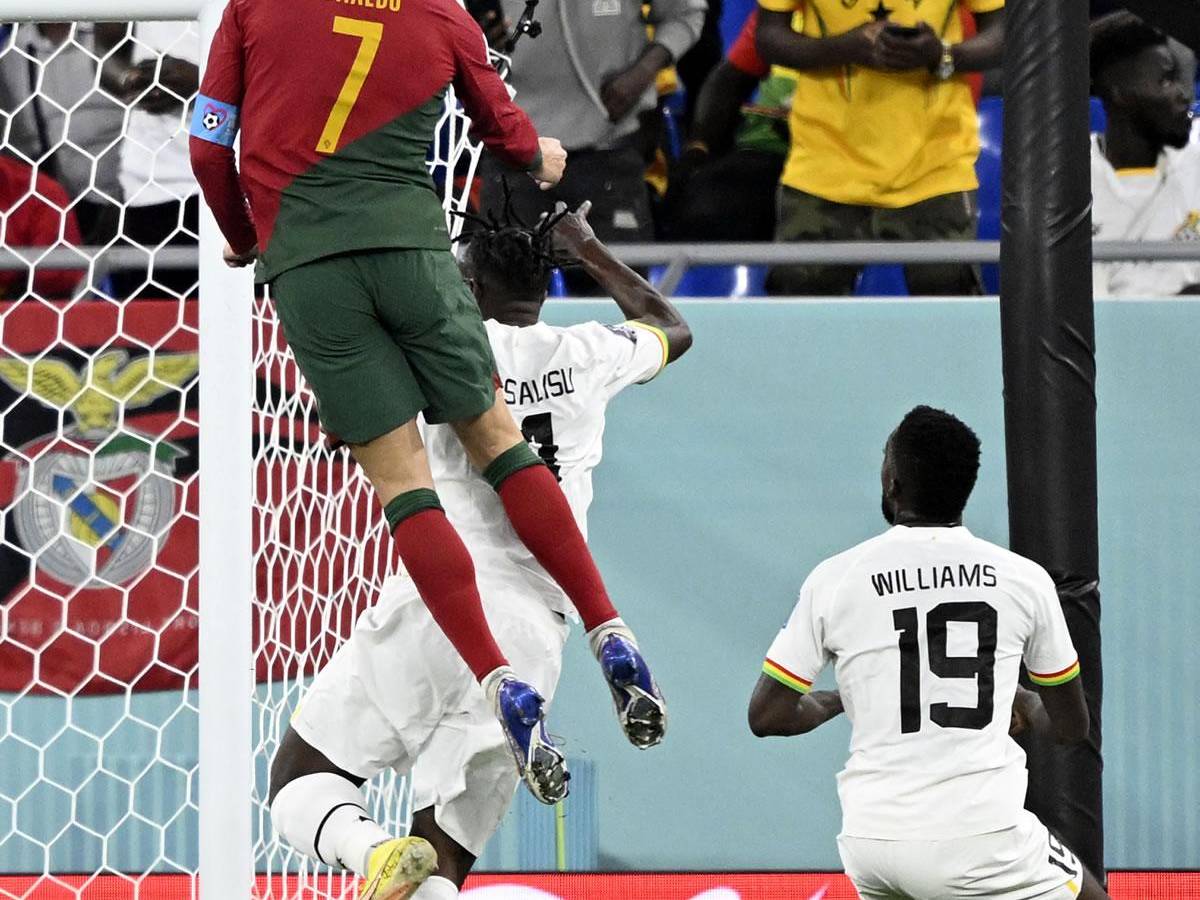 ¡Aerolíneas CR7! Así se levantó Cristiano para cabecear un balón que se fue a un lado de la portería ghanesa.