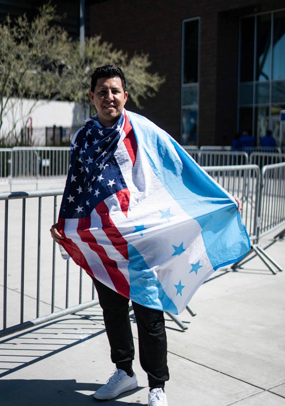 Ambiente y belleza en el partido Honduras-Curazao: ¿quién es la chica de blanco?