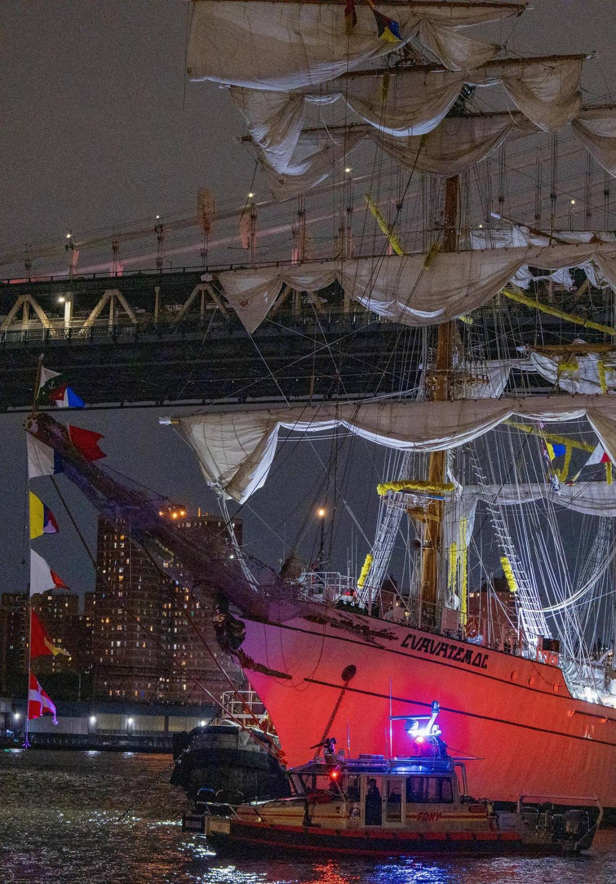 Escalofriantes imágenes del choque de buque mexicano contra el puente de Brooklyn