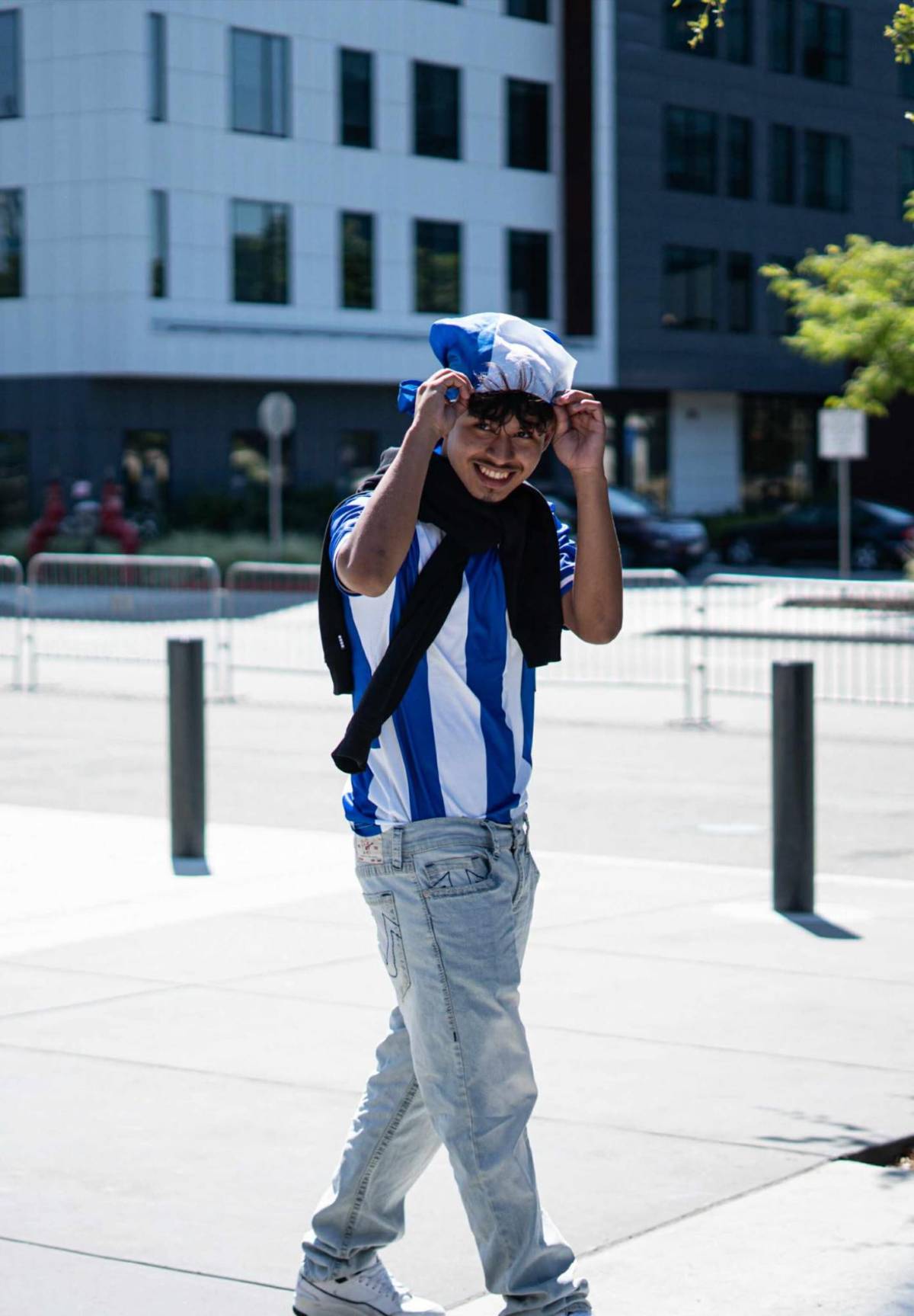 Ambiente y belleza en el partido Honduras-Curazao: ¿quién es la chica de blanco?