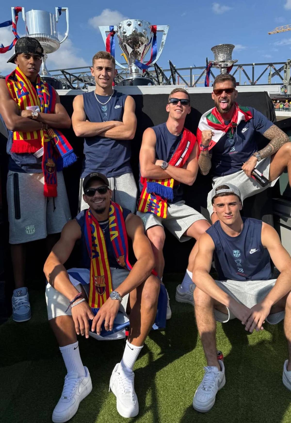 Rúa del Barcelona: jugadores se burlan de Vinicius y dardo de Lamine al Real Madrid