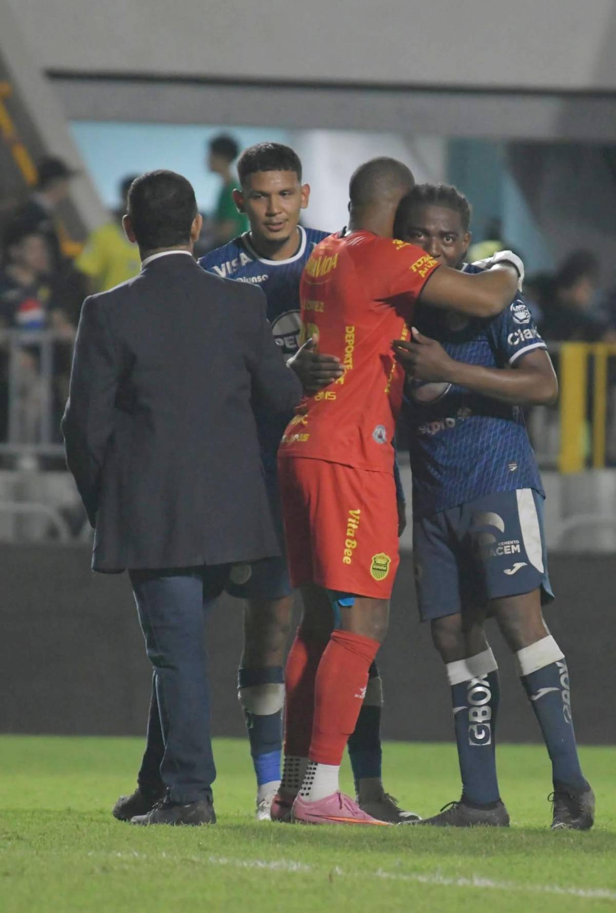 'Tota' Medina pierde la cabeza, festejo a lo Cristiano, mensaje al DT de Honduras en el Clásico y lindas chicas
