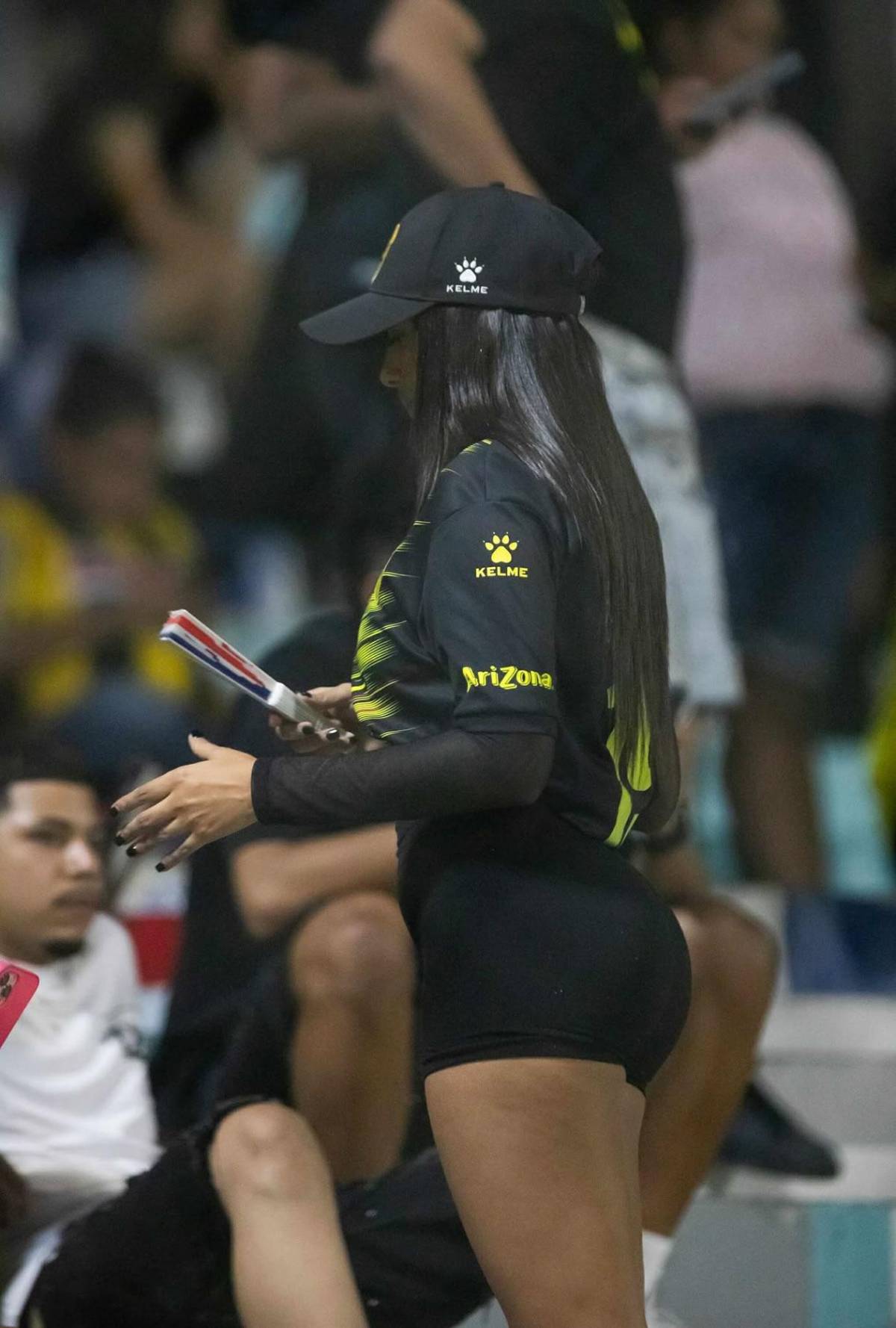 La alegría de Real España, grave lesión, jugador caminó descalzoy linda chica enamora