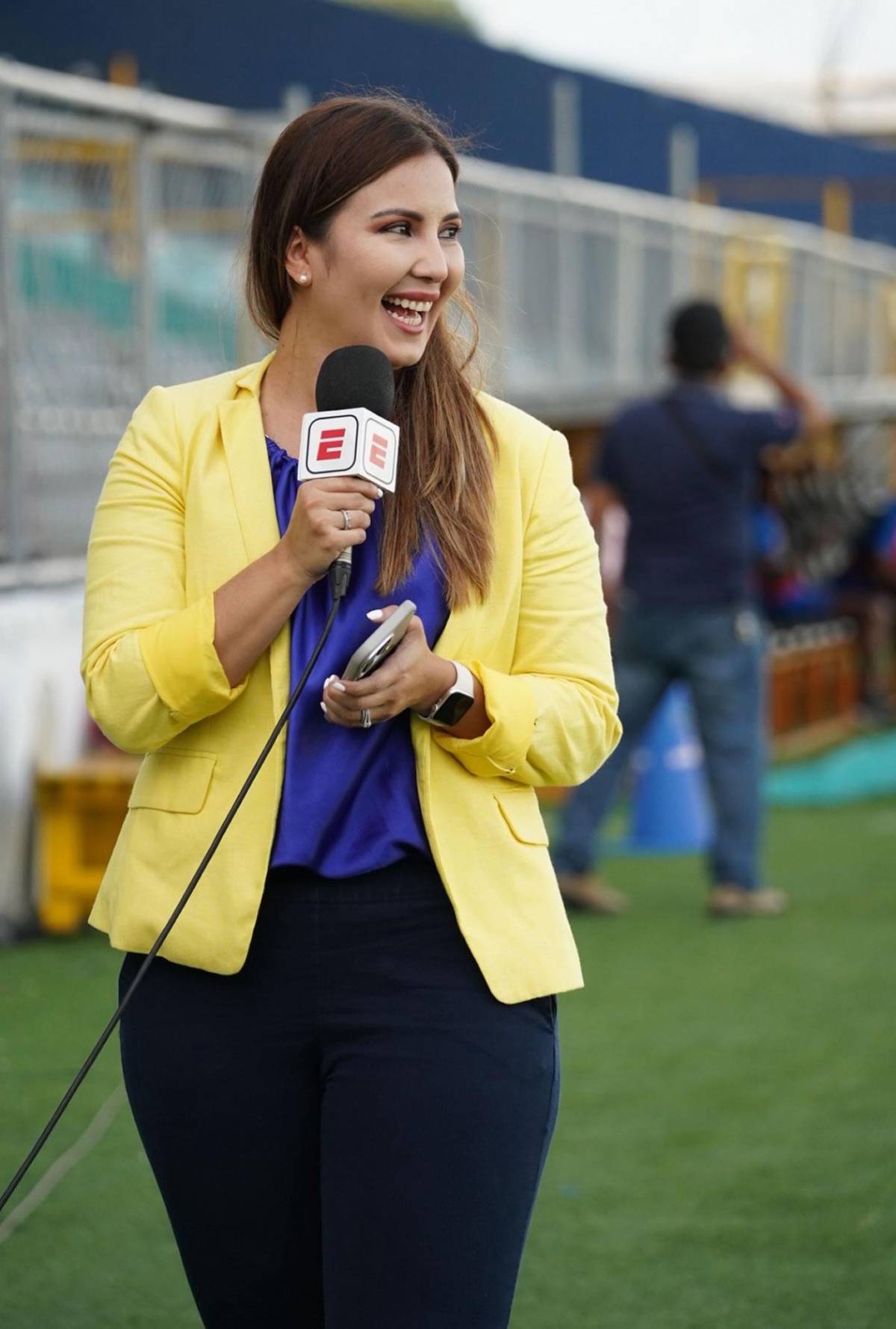 Bellas chicas, sexy rubia y Beckeles se roba el show en el Victoria vs Olimpia