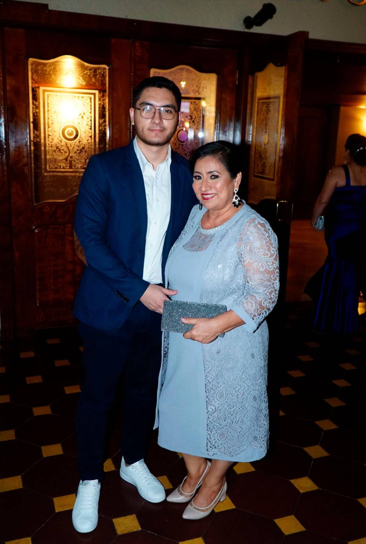 Llenos de promesas llegan al altar Rommel y Vanessa