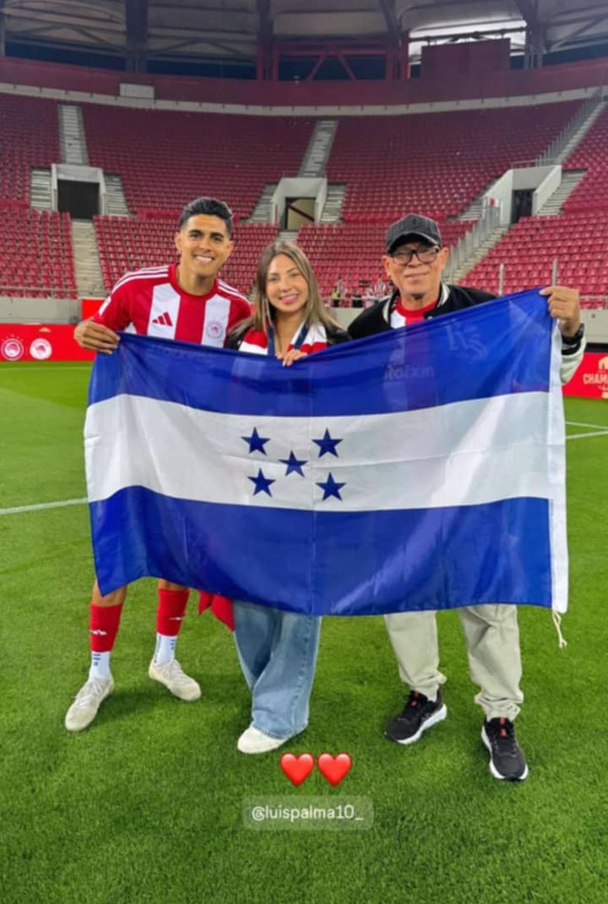 Luis Palma festeja el título de Olympiacos: su esposa Annie Córdova y gran sorpresa