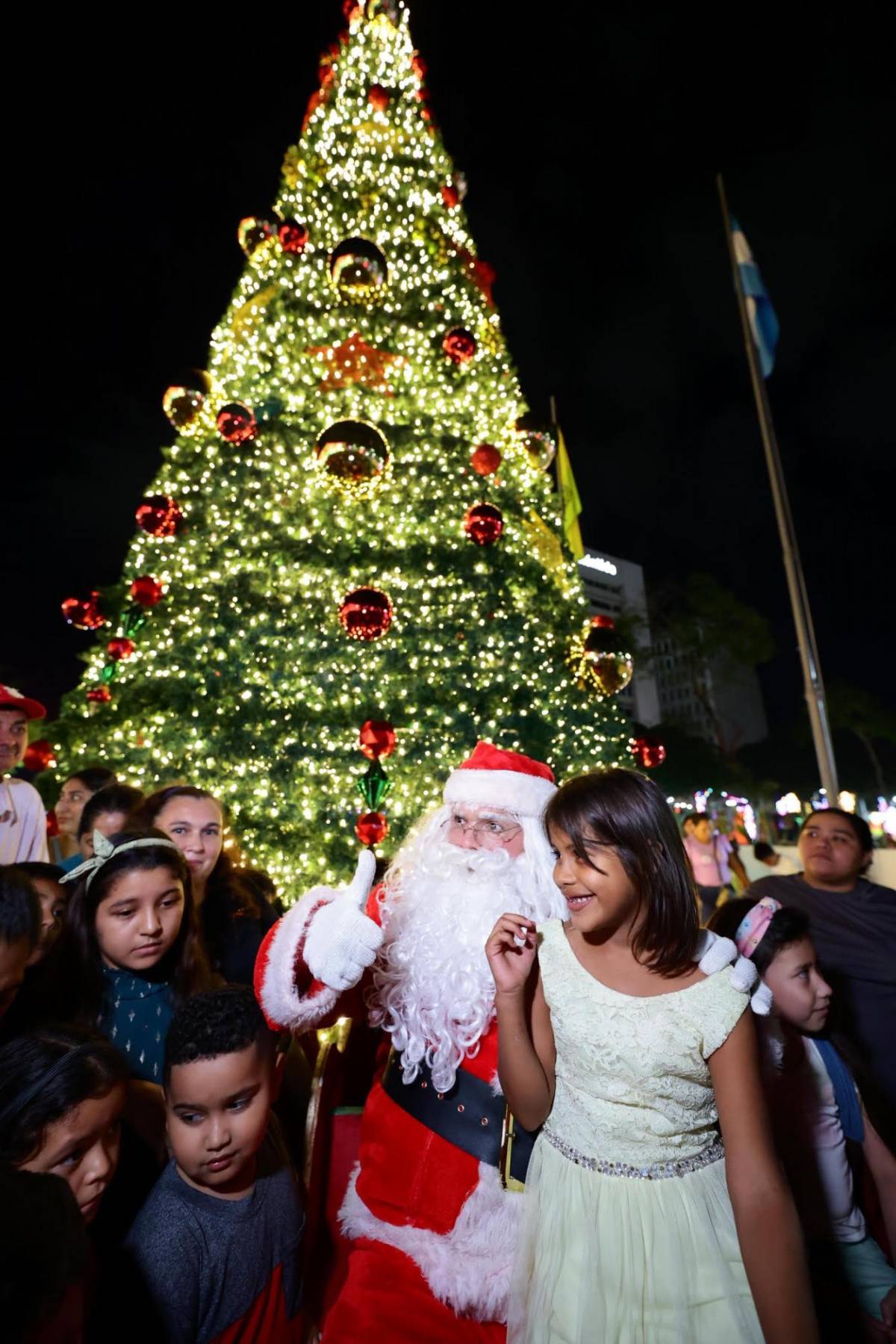 Así disfrutan los sampedranos el inicio de la Navidad en el parque central
