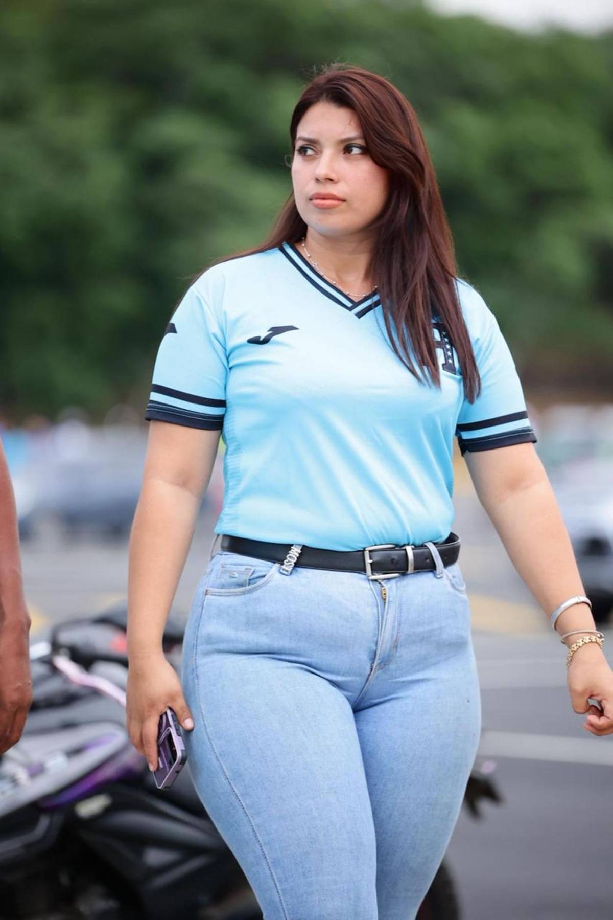 Periodista enamora: las bellas chicas cautivan en el Nicaragua vs Honduras