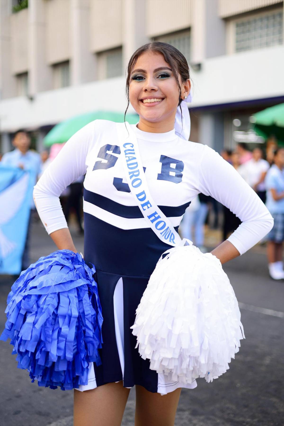 Pomponeras del instituto San Juan Bosco deslumbran en desfiles