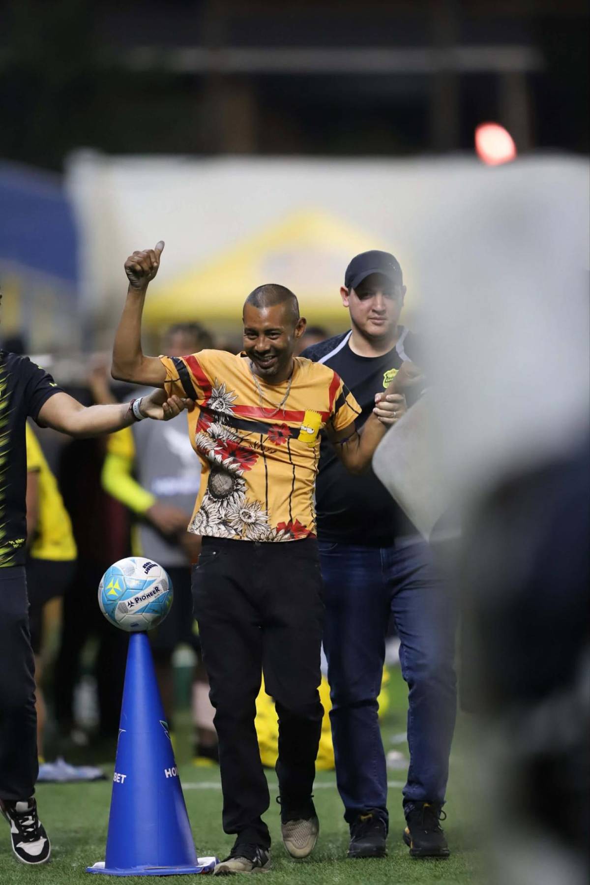 Futbolista sorprende a su bella novia, beso, fiesta del Real España y susto