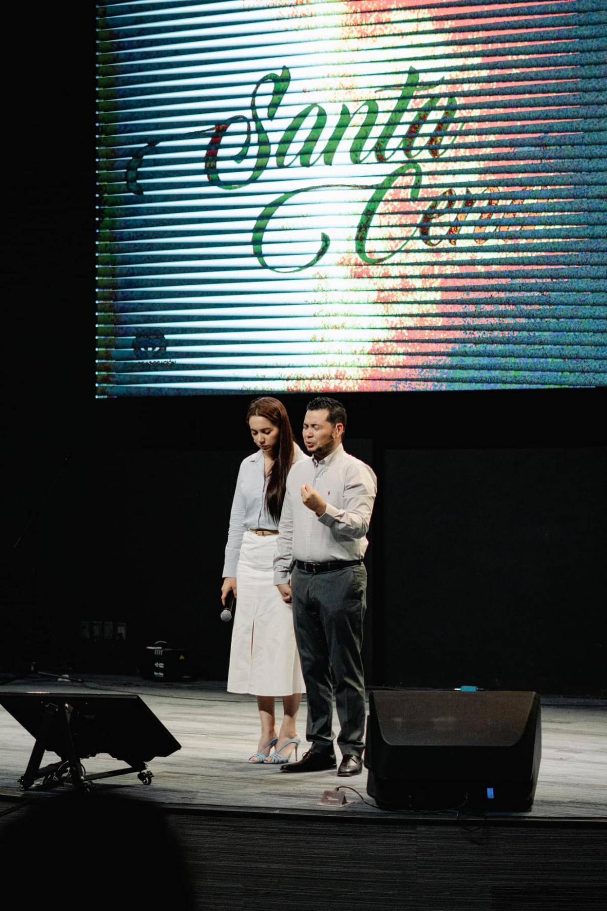 Esposa de pastor lo deja por su instructor; se lleva 10 millones de pesos y los carros de lujo