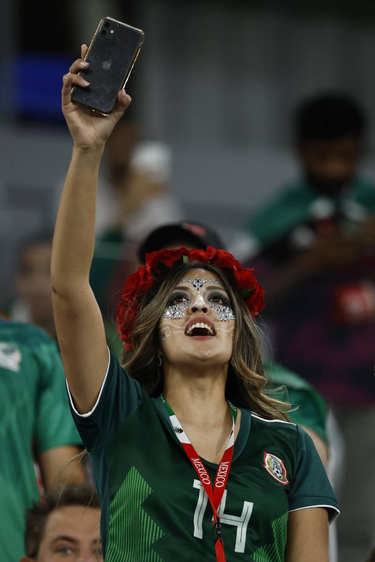 Chicas, hondureño presente y besos en debut de México