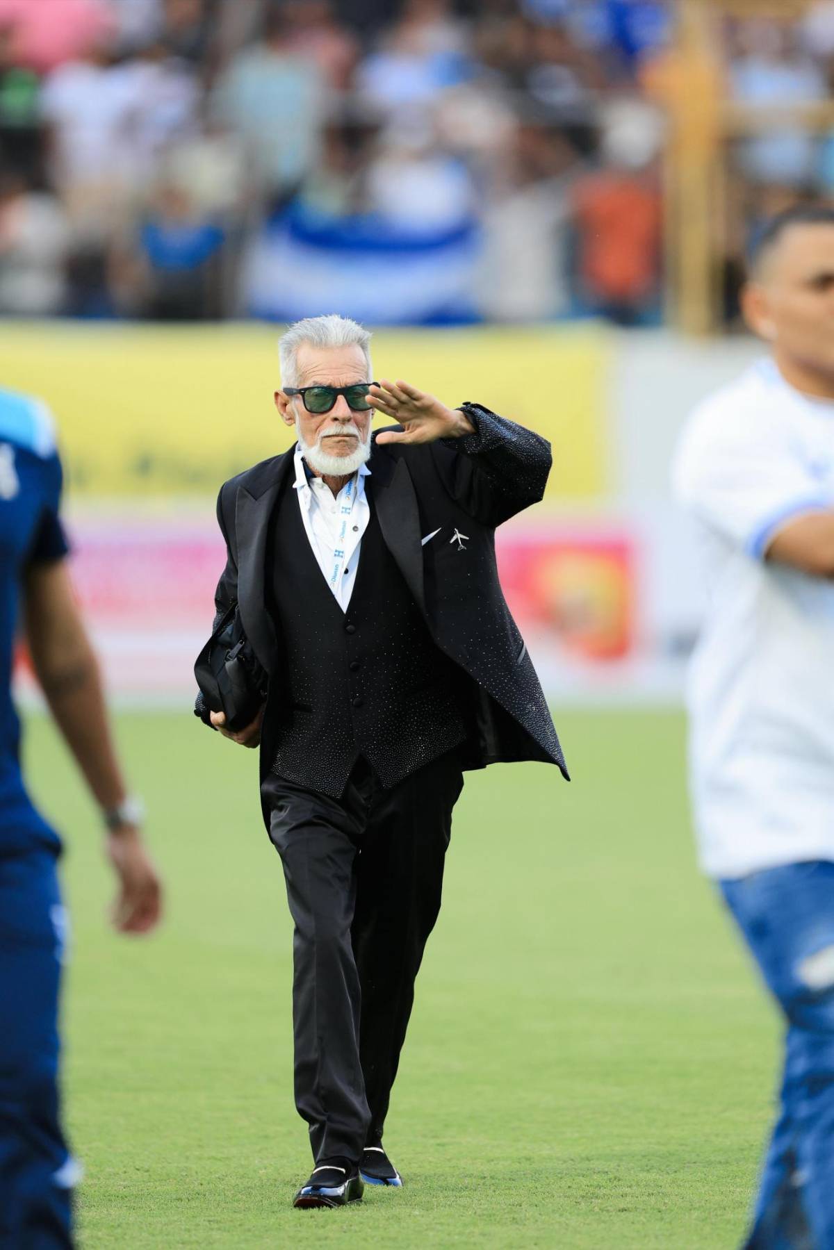 Con saco escarchado llega El Loco de la Selva al estadio Morazán