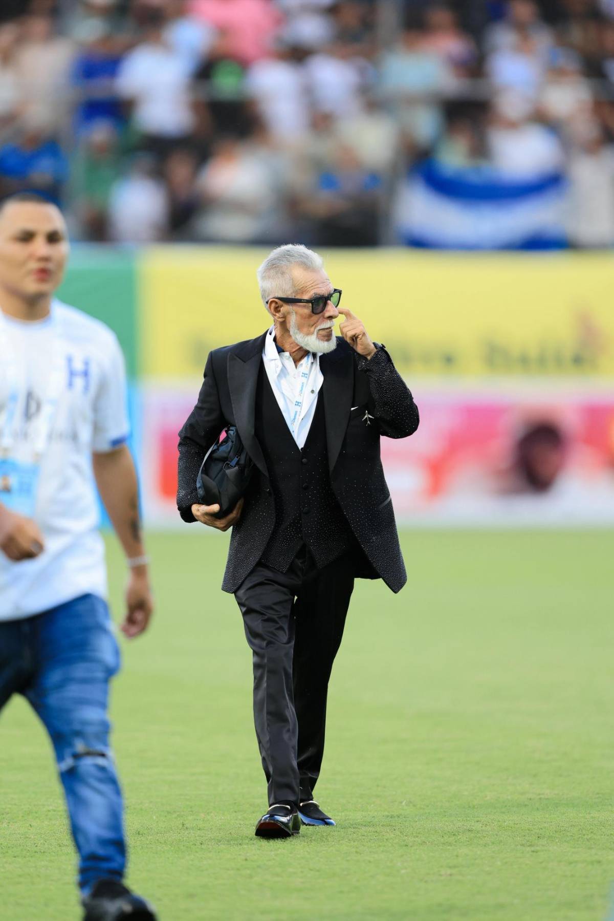 Con saco escarchado llega El Loco de la Selva al estadio Morazán