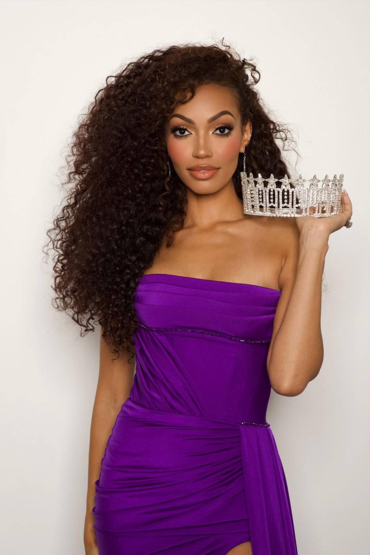 Justus Kelley, la primera madre y esposa en ser coronada como Miss Universe USA