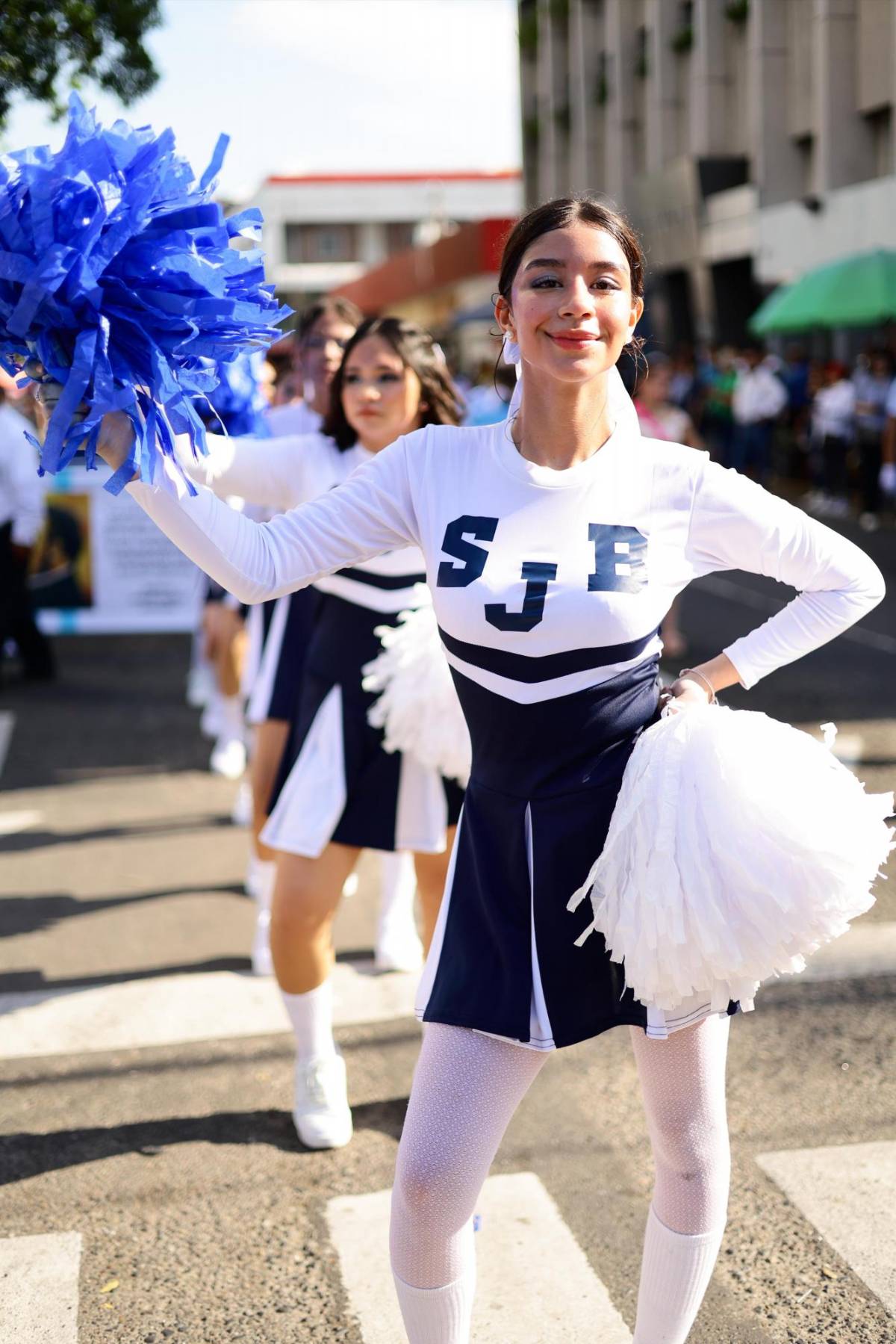 Pomponeras del instituto San Juan Bosco deslumbran en desfiles