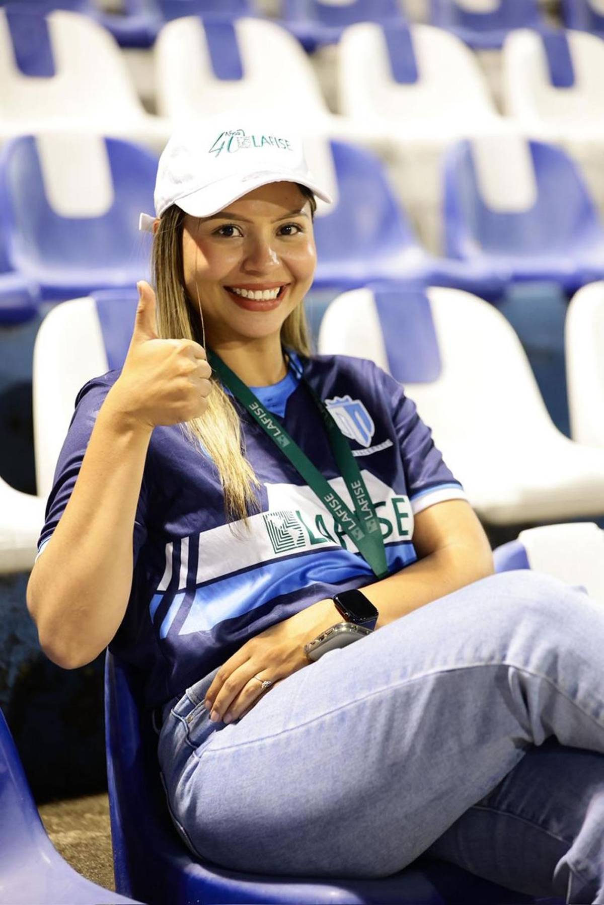 Periodista enamora: las bellas chicas cautivan en el Nicaragua vs Honduras