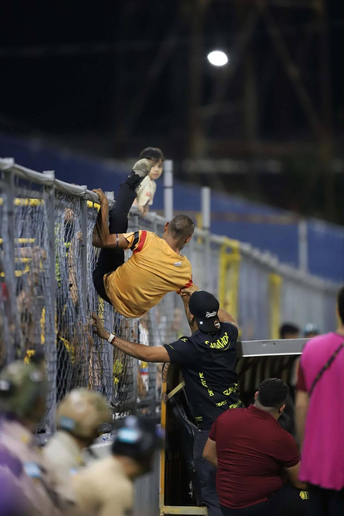 Futbolista sorprende a su bella novia, beso, fiesta del Real España y susto