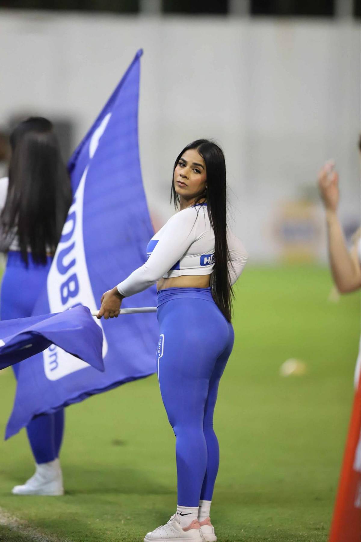 Hermosas chicas, pesadilla del Real España, héroe y caballo en pleno partido