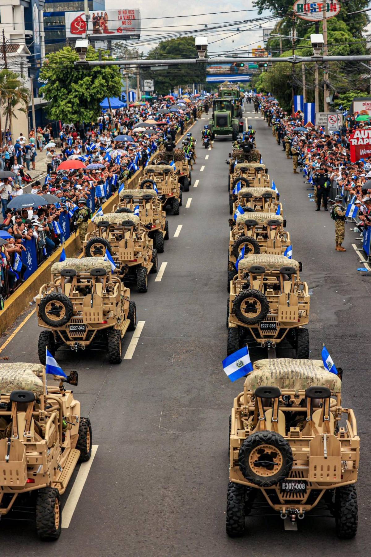 El Salvador conmemora su independencia con desfile de militares y estudiantes