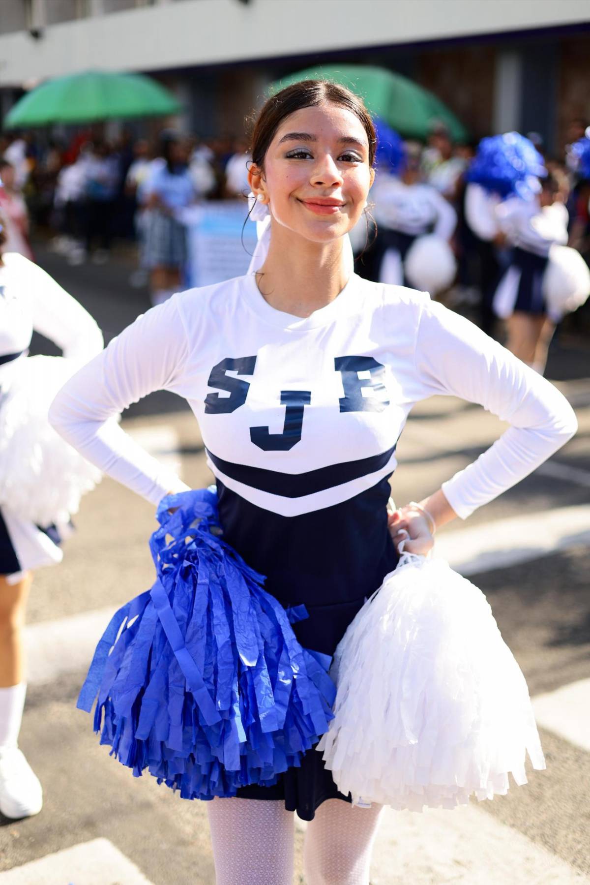 Pomponeras del instituto San Juan Bosco deslumbran en desfiles