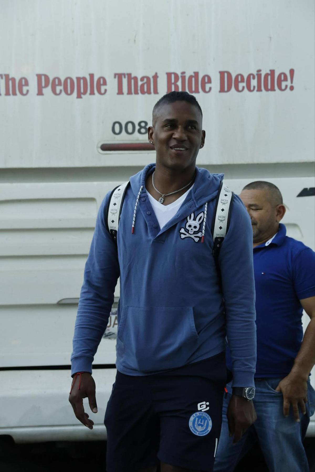 Victoria - Olimpia: ambiente, chicas, curiosa iguana y un animado Beckeles